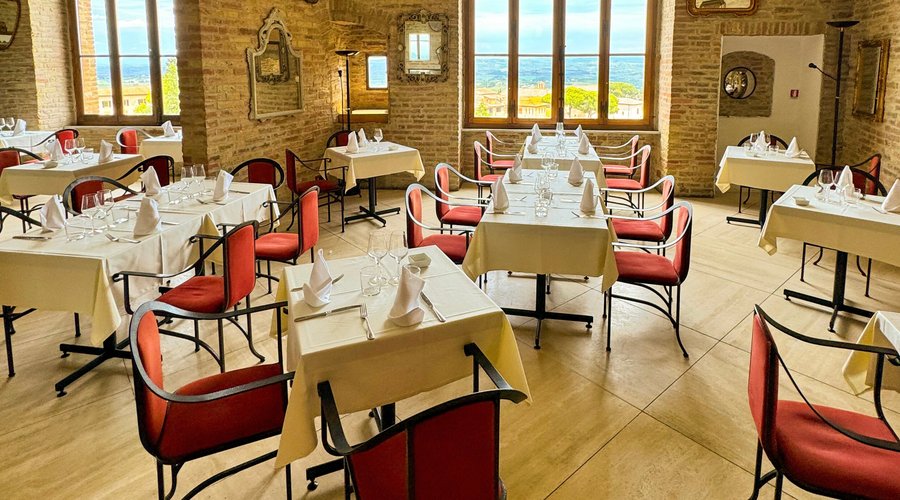 La nostra storia affonda le radici nella passione per l'autentico sapore della Toscana. Fondato nel 1978 dal sangimignanese Piero Fiaschi, imprenditore instancabile e custode delle antiche ricette di famiglia, il ristorante porta con sé l’eredità di secoli di tradizioni culinarie. Mentre ci si delizia di una cucina unica, siamo spettatori di un panorama mozzafiato sulle colline toscane ammirabile dalla sala panoramica e dalla terrazza a cielo aperto.