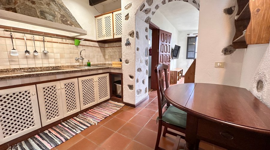 Cocina equipada con mesa comedor.