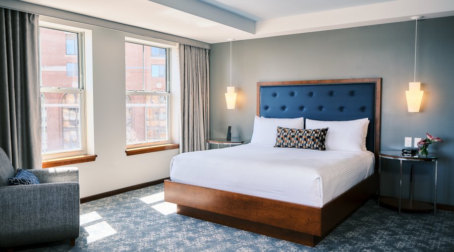 Indulge in the elegance of a luxurious seaside residence in our recently renovated Premier Guestrooms . Stylishly furnished in soothing neutrals, these 380-square-foot guestrooms have king, queen or double-double beds finished with upholstered headboards and fine European linens. Spacious granite bathrooms envelope guests in a sublime spa-like setting while high-tech amenities ensure they stay plugged in, right in the heart of one of Boston’s oldest and most beloved neighborhoods. Accessible roo