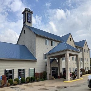 Oak Hill Inn & Suites
