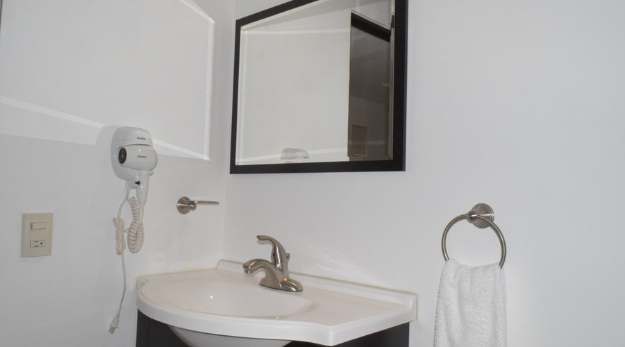 Suite STE bathroom