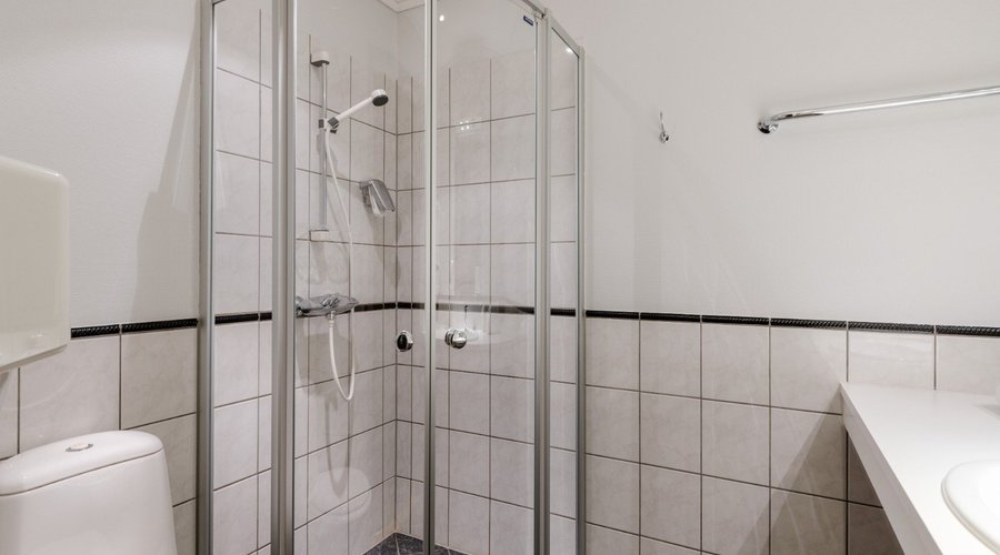 Standard twin bathroom
