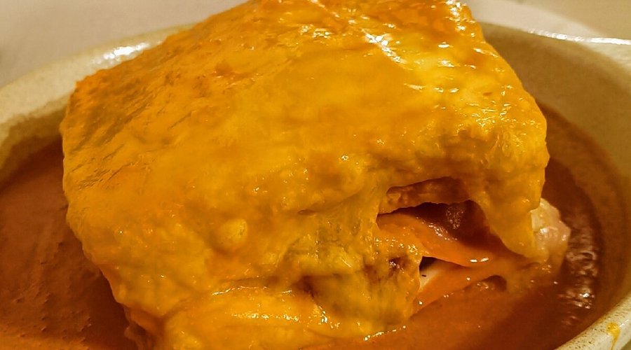 Francesinha muito boa, muito bem recheada e molho muito bom