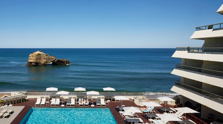 Piscine panoramique extérieure d'eau de mer.