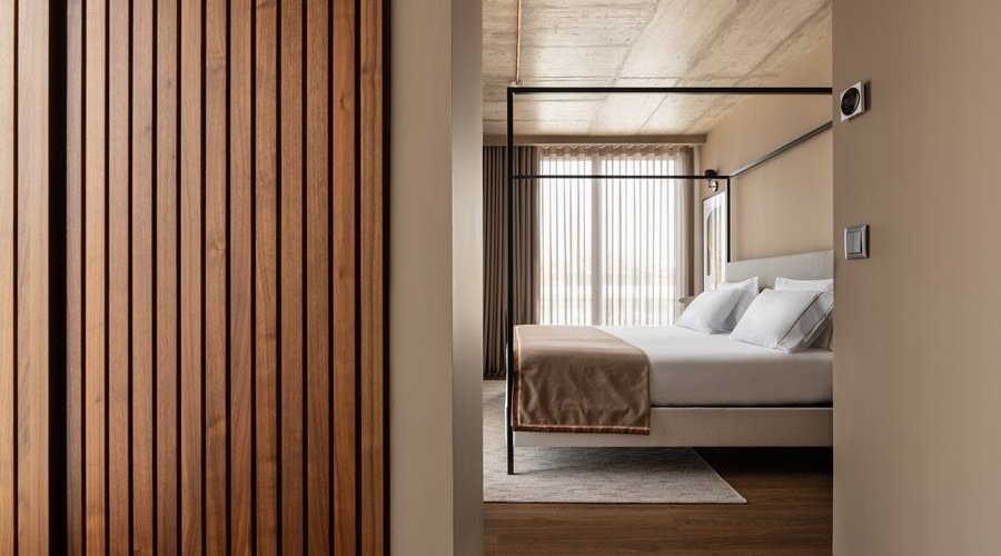 C1EF99 Guest Room