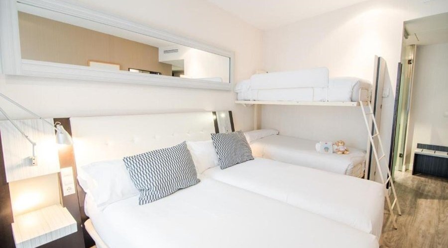C73D22 Guest Room