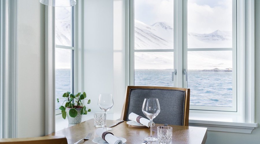 C7AA88 Restaurant