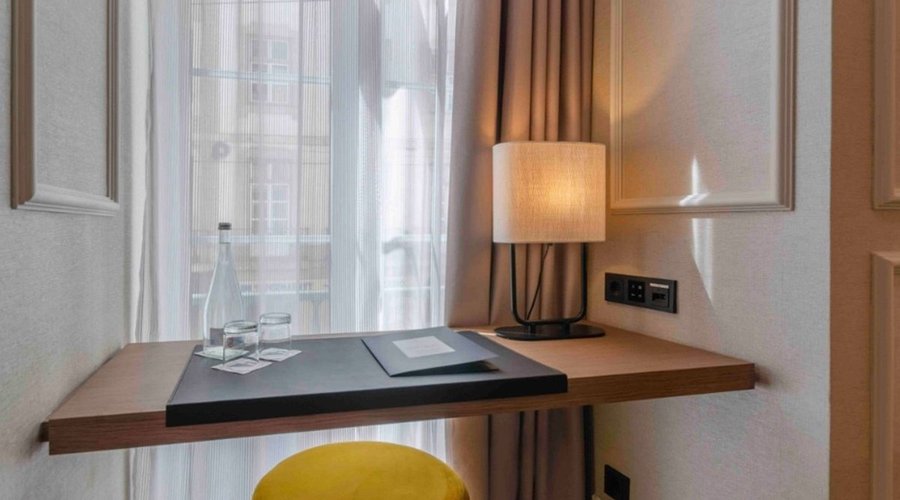 C7F958 Guest Room