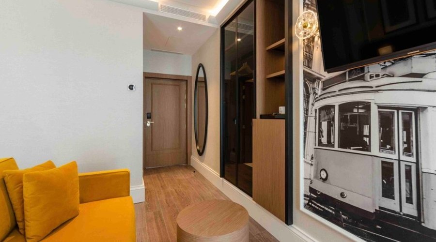 C7F958 Guest Room