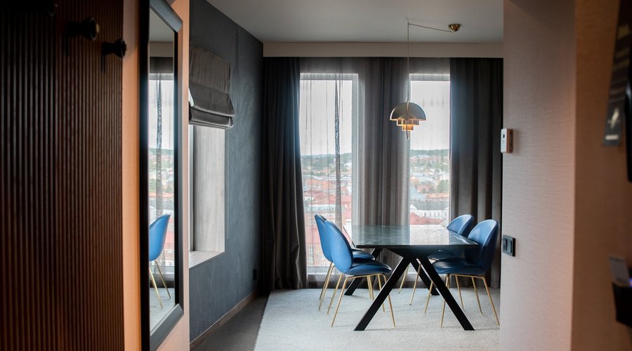 SUI SUITE SITTING AREA