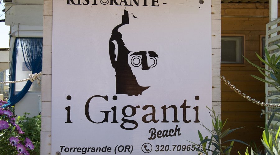 Il Cartellone all'ingresso del nostro ristorante con segnata la posizione, il nostro numero di telefono e la nostra Email.