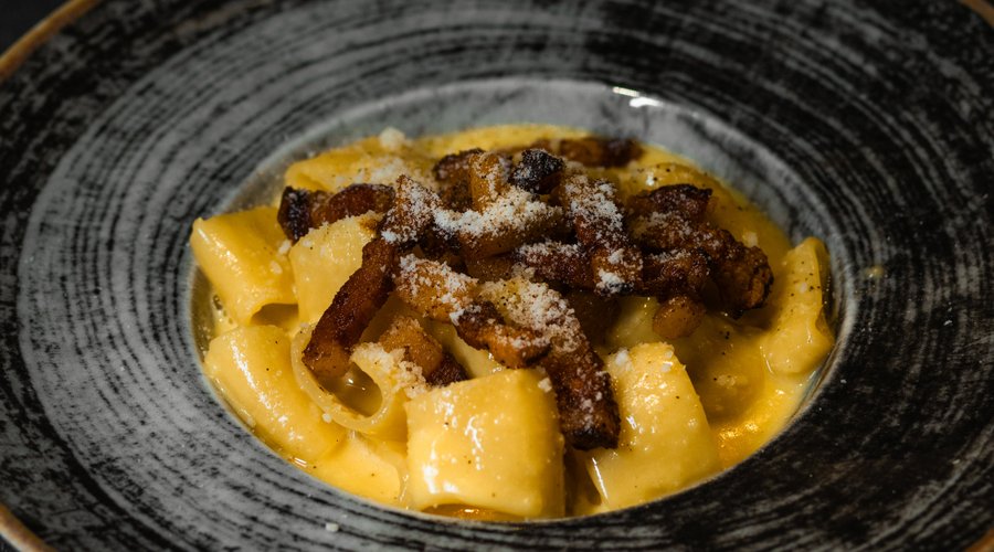 la nostra carbonara...guanciale di amatrice, paccheri fatti in casa, uova bio