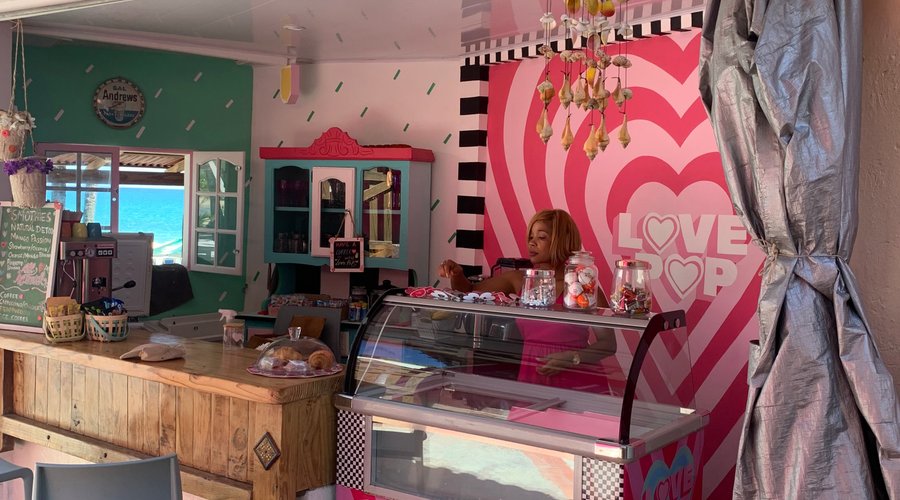 Le petit comptoir avec fenêtre sur la mer.