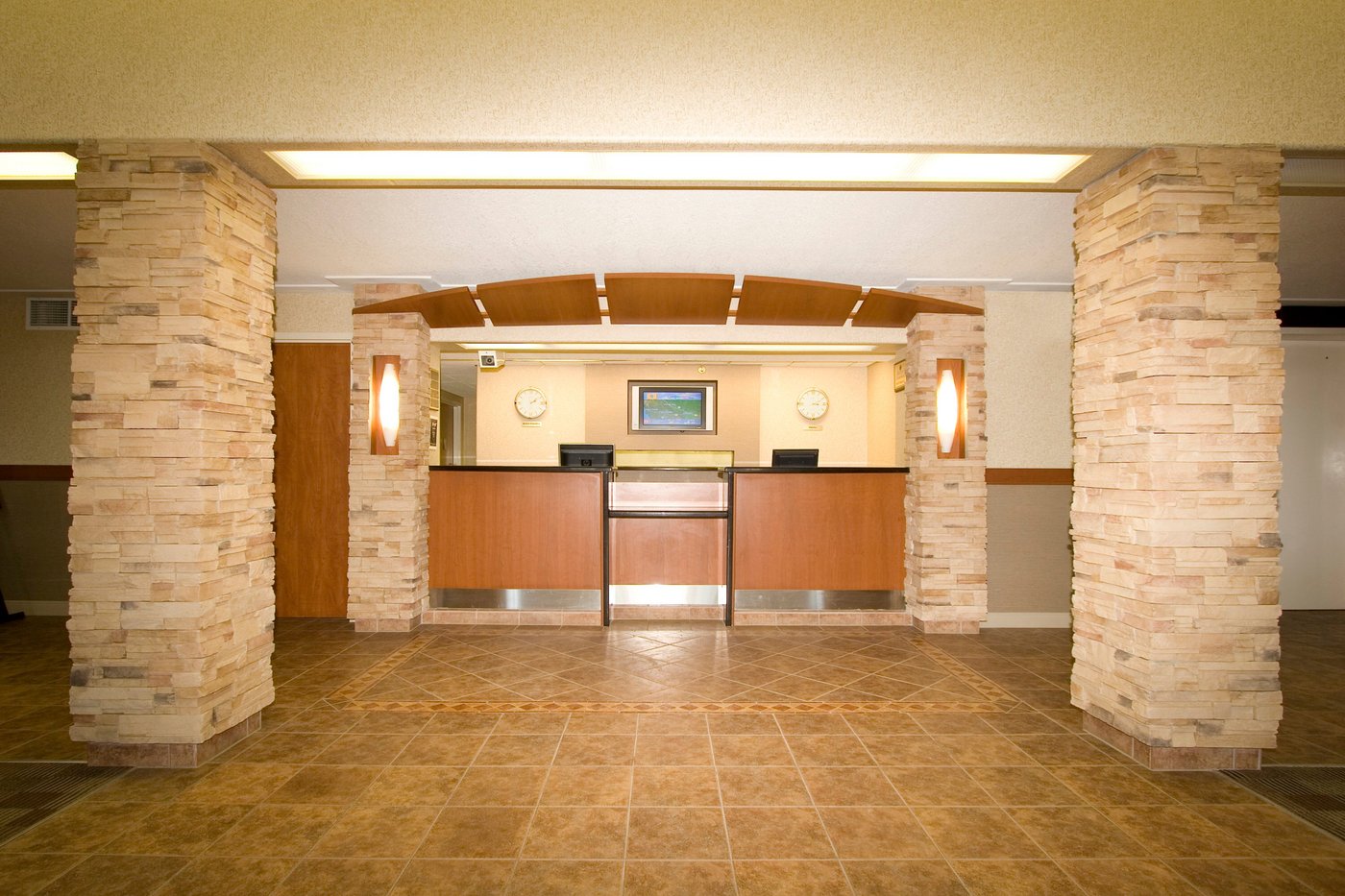 우드랜드 인 & 스위트 (Woodlands Inn & Suites, 포트 넬슨) - 호텔 리뷰 & 가격 비교