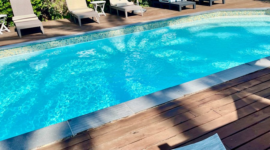 Photo piscine extérieure actuellement hôtelSYNAYA