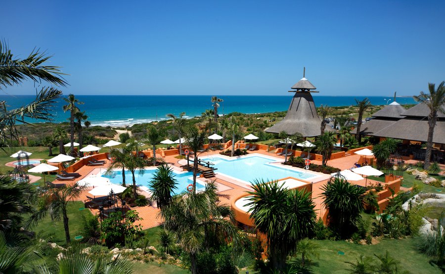 Vista playa y piscinas