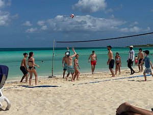 Volleyball game on the beach with the entertainers 🏐