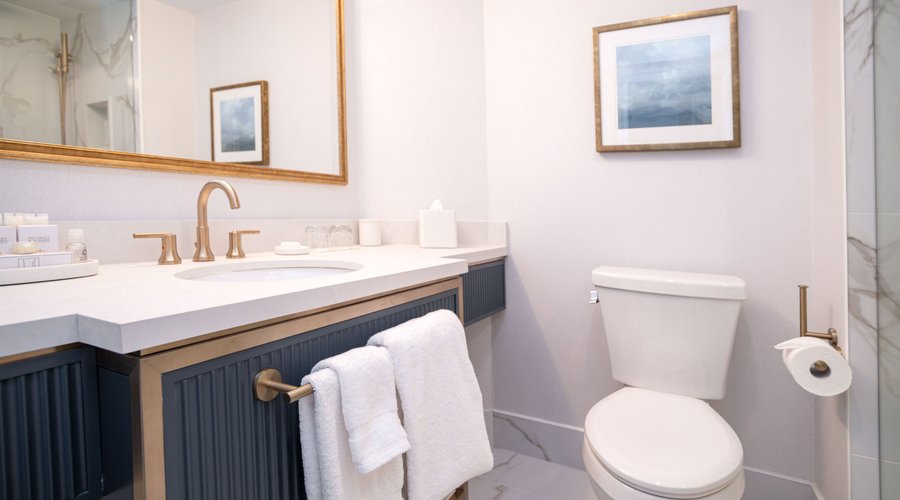 Sutton Room - 1 King Bed - Bath
