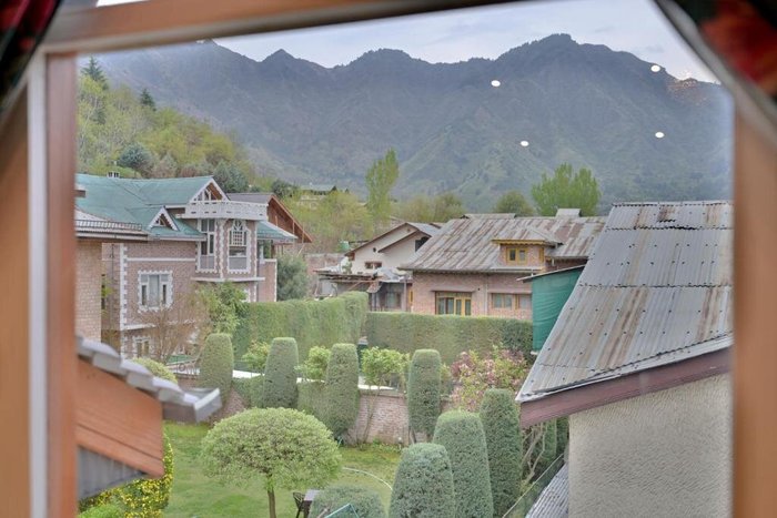 TREE OF LIFE LAKESIDE COTTAGE, SRINAGAR (Kashmir) - Hotel Reviews ...