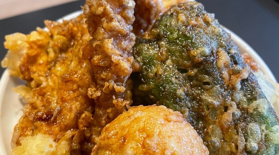 You can eat Tendon day and night!  낮에도 밤에도 텐동을 먹을 수 있어요!  白天和晚上都可以吃天婦羅蓋飯！