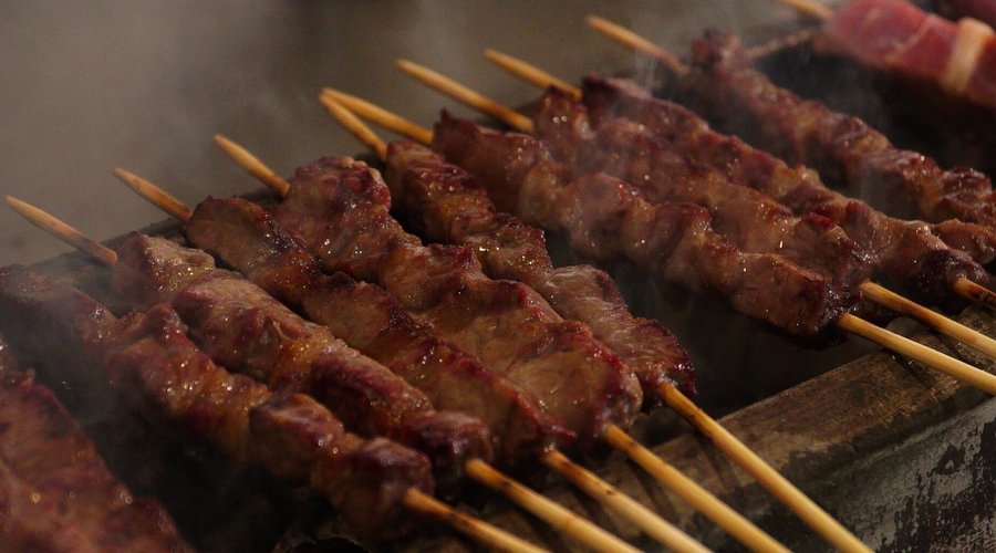 I nostri arrosticini sulla griglia a carbone.
