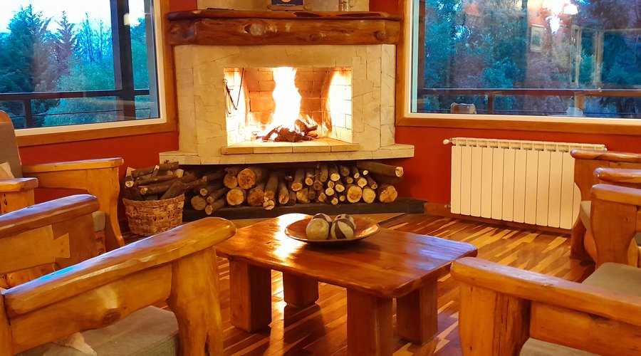 Living y zona de estar con chimenea para época invernal