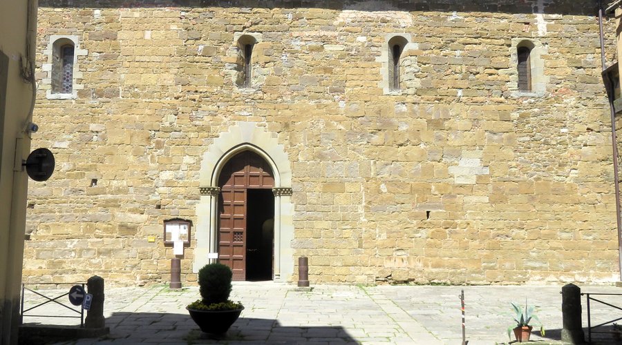 Facciata con ingresso laterale dell'abbazia