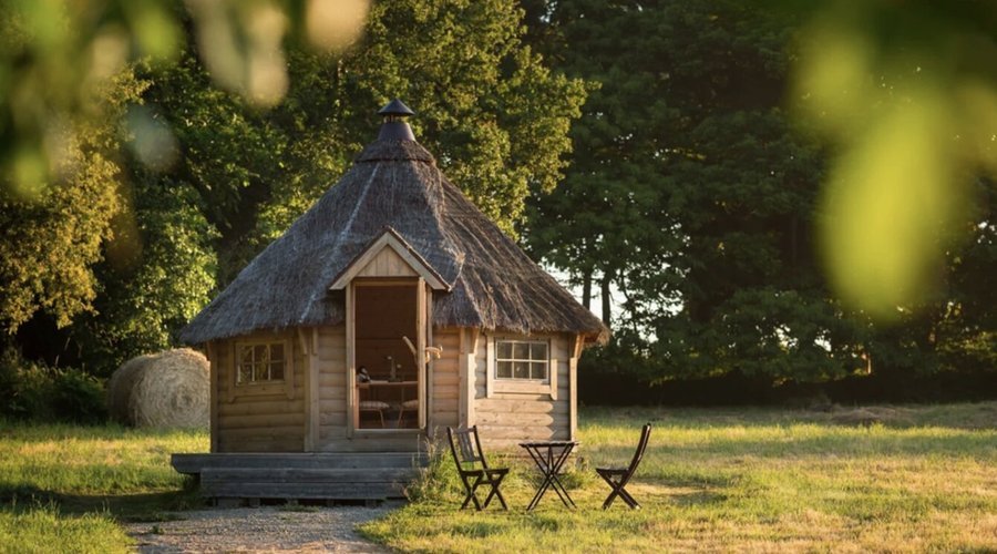 Dans notre tradition des petites maisons en bois du monde entier, ce chalet en bois de Dihan vient de la lointaine Scandinavie… Ce koota ou « abri de chasse » en lapon est une cabane octogonale, originaire des belles forêts de Finlande.  Nous avons fait de ce refuge traditionnel une jolie chambre romantique.