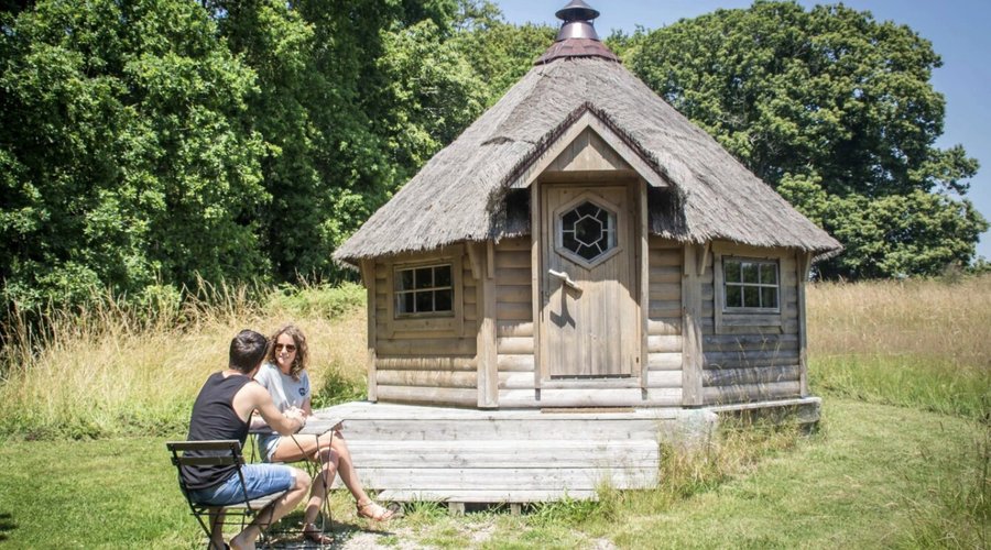 Dans notre tradition des petites maisons en bois du monde entier, ce chalet en bois de Dihan vient de la lointaine Scandinavie… Ce koota ou « abri de chasse » en lapon est une cabane octogonale, originaire des belles forêts de Finlande.  Nous avons fait de ce refuge traditionnel une jolie chambre romantique.