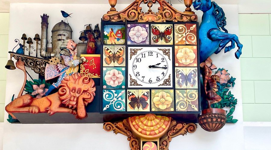 The Wellgate Centre is a sad shadow of what it once was, with many of the units shuttered up - but this whimsical automaton clock on the 2nd floor is worth seeking out. It was installed in 1978 upon the Centre’s opening , to a design by Charles Anderson, & built by specialist clockmakers Haward Horological Ltd. The clock features a unicorn , a lion, a bluebird, a footman , a cat & fiddle, & a monkey, who become charmingly animated on the hour to nursery rhyme tunes. Nostalgia for many Dundonians