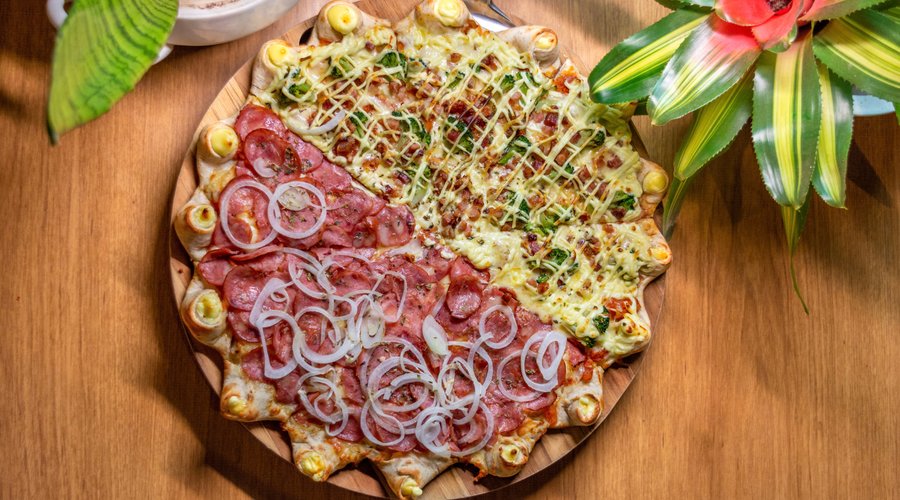 Pizza de Brócolis com bacon e calabresa com adicional de borda vulcão, uma bela opção de jantar