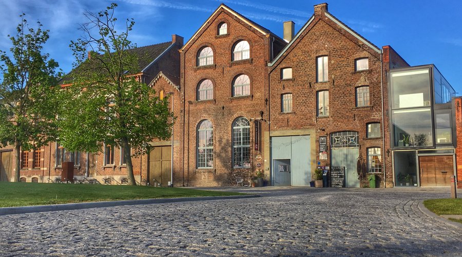 Welkom in de Bottelarij, een warme plek gelegen in een historisch poorthuis in het hartje van Haspengouw met een  kleurrijke gastronomie en een verrassend cultureel en toeristisch aanbod.  Iedere dag creëren bijzondere mensen met ambachtelijke creativiteit een grote portie mensengeluk, een verbindende ontmoetings- en werkwereld voor iedereen.  