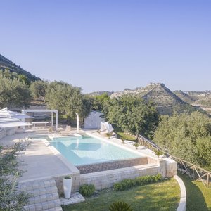 Tenuta Olive Alive è un hotel wellness situato sulle colline nelle vicino a Noto, la culla del barocco siciliano. L’hotel e SPA con camere personalizzati, una piscina panoramica e un cottage nascosto fra gli ulivi. Home restaurant & colazioni, con le ricette della tradizione e le materie locali. 