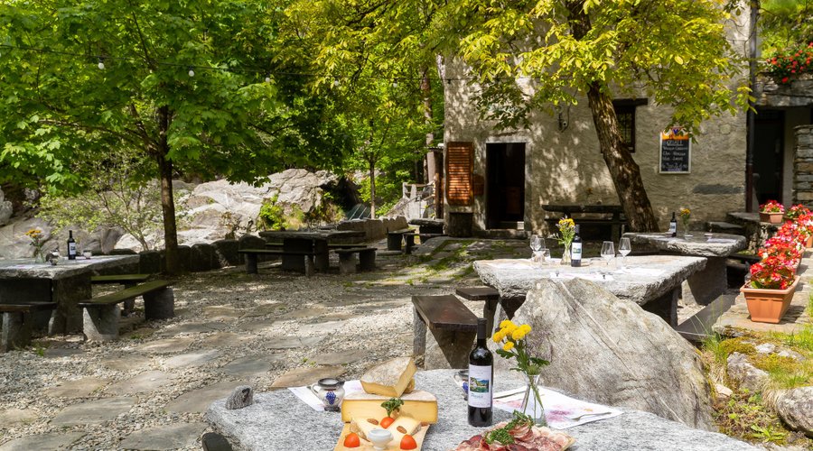 Tavoli in sasso, pace e tranquillità