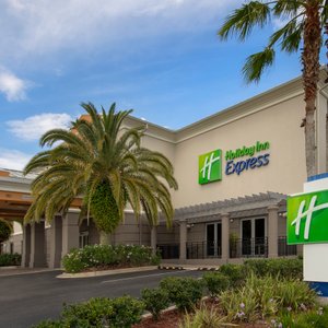 Hotel Entrance / Exterior
