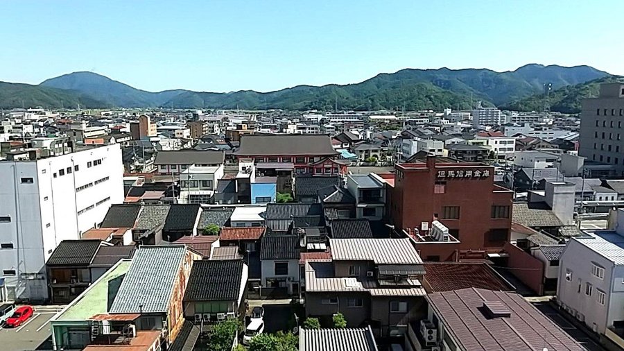 北側の風景、左手に豊岡駅がある