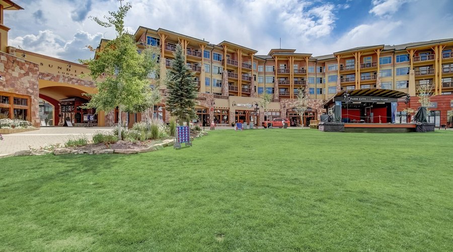 Sundial Lodge in the summer.