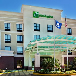 Corporate hotel centrally located in Houma with complimentary park