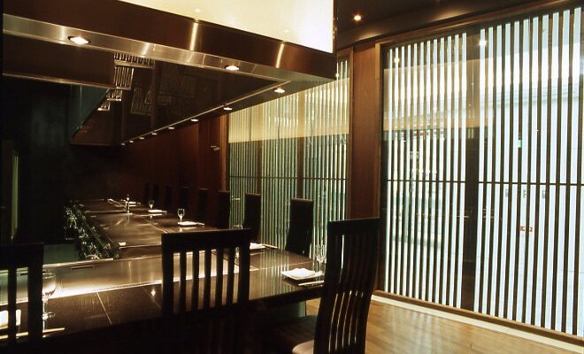 有名デザイナーが設計した店内。視覚・味覚で楽しめる鉄板焼きカウンターでは一流シェフが目の前で肉を焼き上げます。個室のご利用は2名様から可能。記念日・顔合わせ等のお祝い事にもご利用いただけます。