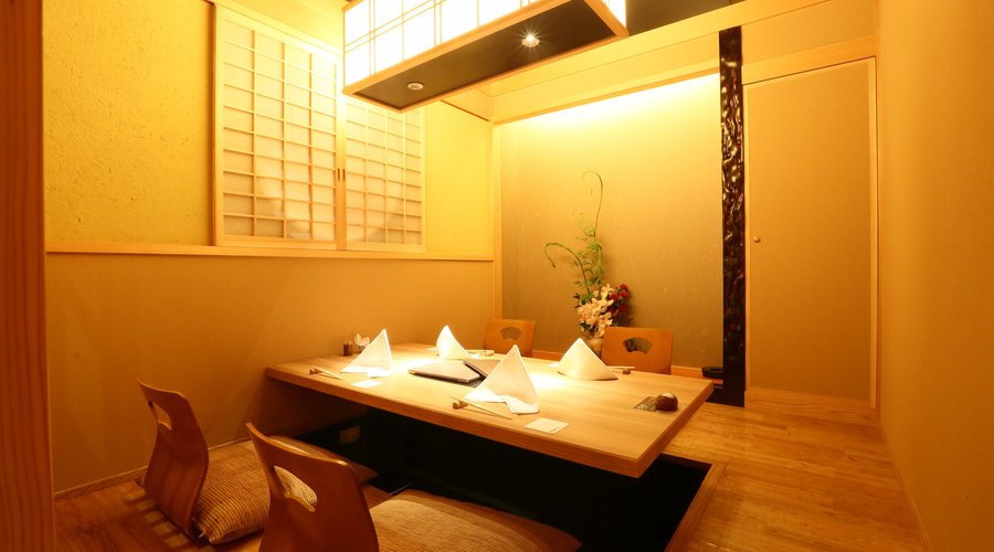 有名デザイナーが設計した店内。視覚・味覚で楽しめる鉄板焼きカウンターでは一流シェフが目の前で肉を焼き上げます。個室のご利用は2名様から可能。記念日・顔合わせ等のお祝い事にもご利用いただけます。