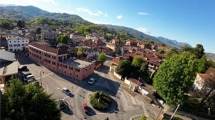 L'Hotel 4 stelle Dimora San Secondo è un vero e proprio gioiello nascosto tra le maestose montagne delle Alpi Piemontesi. Situato nel pittoresco paese di San Secondo di Pinerolo, questo hotel offre un'esperienza di soggiorno unica e indimenticabile. Atmosfera Accogliente e Raffinata Appena varcata la soglia, si respira un'atmosfera calda e accogliente. L'arredamento elegante e raffinato, unito ai dettagli curati con attenzione, crea un ambiente rilassante e confortevole.