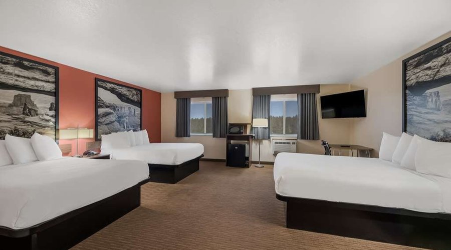 Triple Queen Guest Room