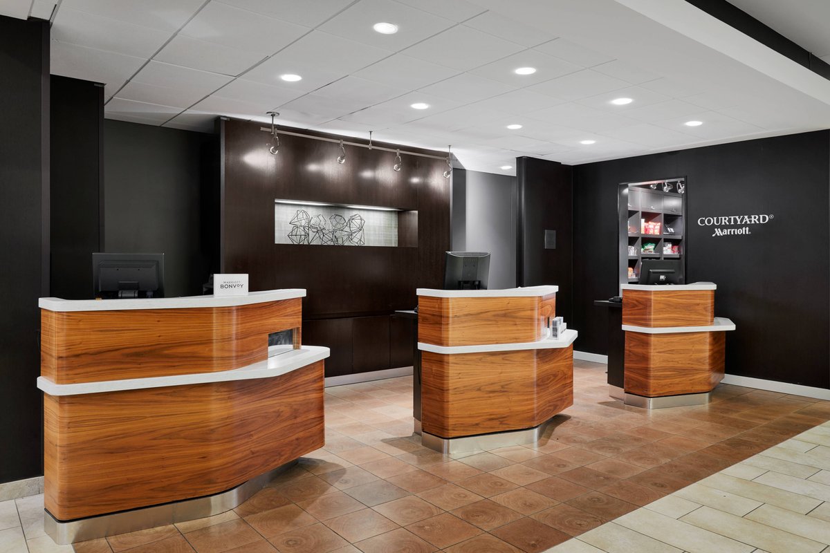 Courtyard by Marriott Milwaukee Downtown Restaurant: Pictures & Reviews ...