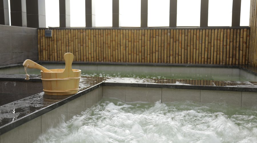 This is Japanese Ofuro (Open-Air Bath) at the rooftop area called CLUBOUSE. こちらは、クラブハウスと呼ぶ屋上階にある天空の露天風呂です。