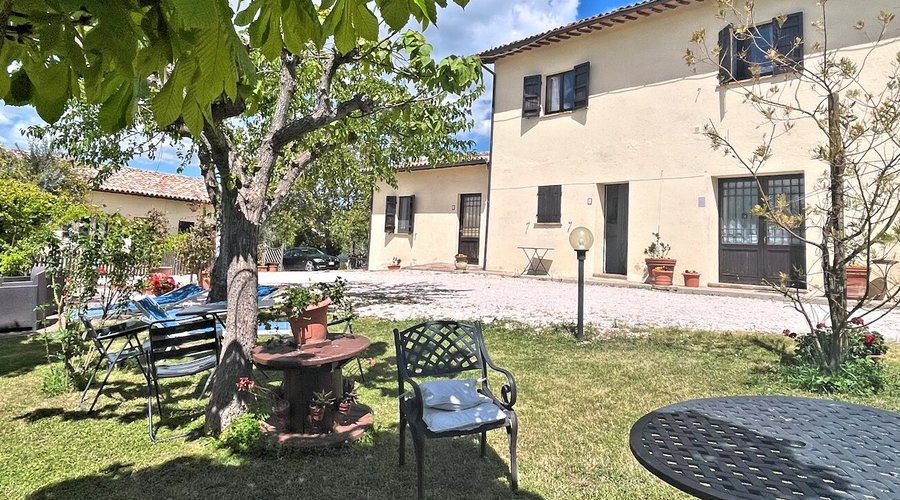 Scorcio del blocco principale di appartamenti con il piccolo giardino
