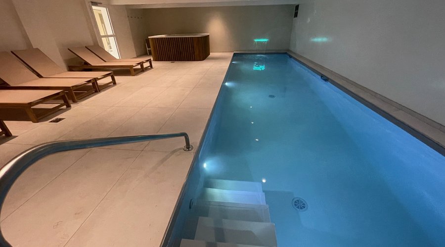 Piscine intérieure chauffée à 30 degrés