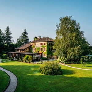 Un luogo verde e magico, immerso nel cuore delle colline del Prosecco Valdobbiadene DOCG  Locanda Sandi offre 6 camere confortevoli, una cucina dove sapori e tradizione si incontrano.. e naturalmente tutto accompagnato dai vini Villa Sandi