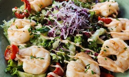 Nieuw op de kaart : Salade Scampi  gemengde salade, scampi’s rode ui, tomaat en komkommer met cocktailsaus