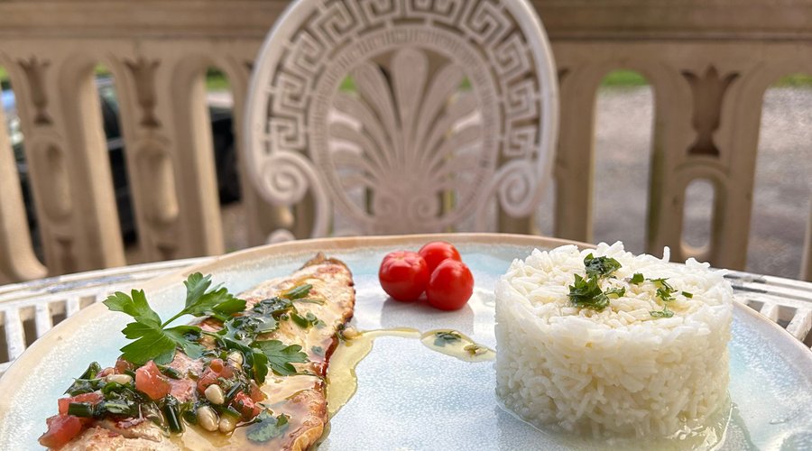 Dîner dans notre restaurant Le Castel préparé par notre chef. Service le jeudi ,vendredi, samedi et le lundi soir de 19h à 21h.  N’hésitez pas à appeler pour réserver votre table.