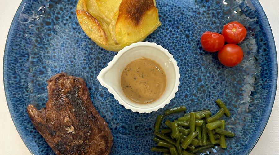 Dîner dans notre restaurant Le Castel préparé par notre chef. Service le jeudi ,vendredi, samedi et le lundi soir de 19h à 21h.  N’hésitez pas à appeler pour réserver votre table.